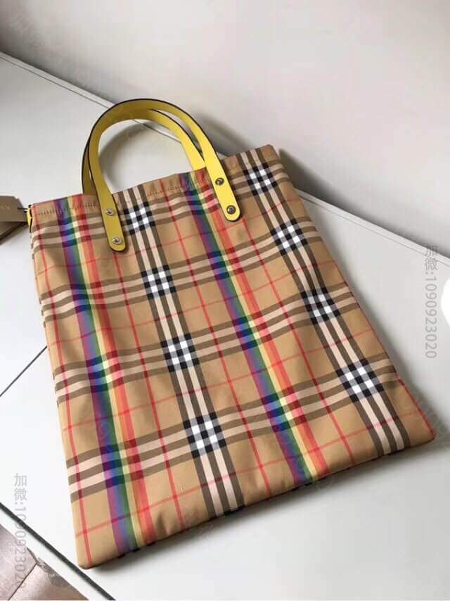 巴宝莉/Burberry 2023秀场款 彩虹条纹格子拼色手提购物袋