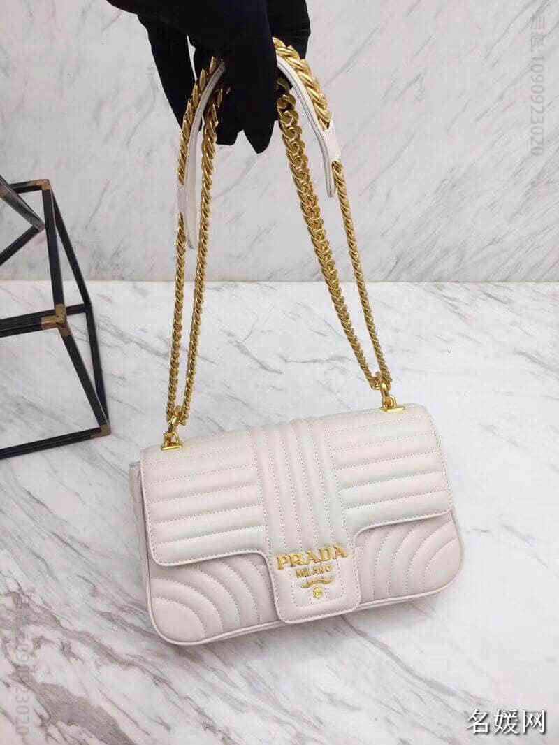 PRADA/普拉达 18新款 进口牛皮纳帕 翻盖磁扣链条包单肩斜挎包1BD108