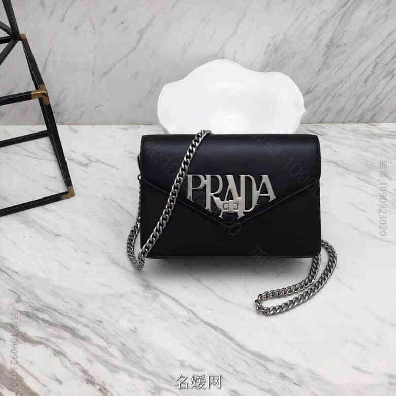 PRADA/普拉达 18ss新款 logo五金装饰 信封链条包 1BD097