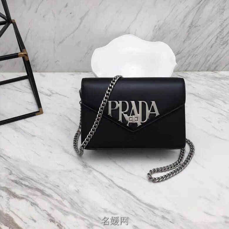 PRADA/普拉达 18ss新款 logo五金装饰 信封链条包 1BD097