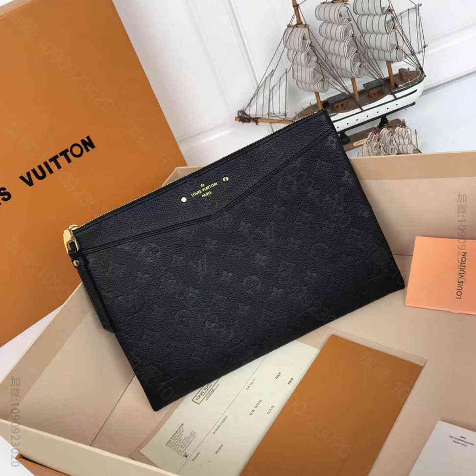 LV/路易威登 18新款牛皮压纹Daily手袋手拿包 M62937