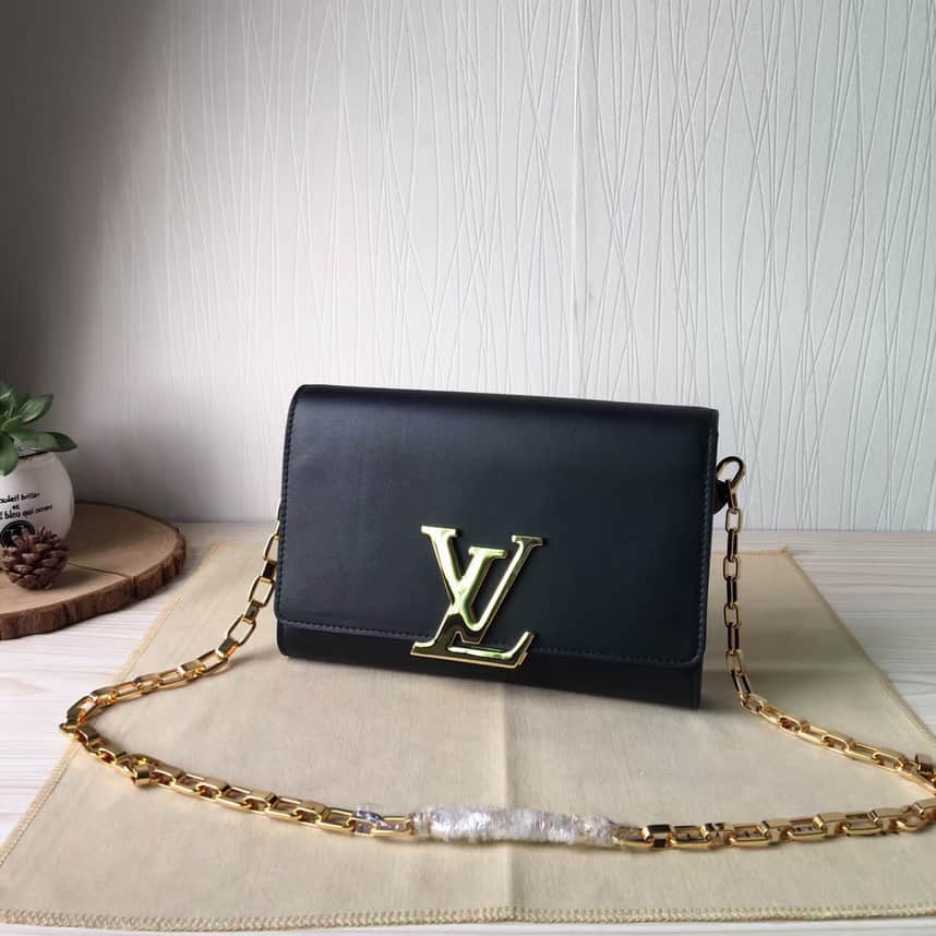 高仿LV女包 LV女包 原单 Louis Vuitton 手拿链条两用包 黑色 高仿LV包包价格 M94335