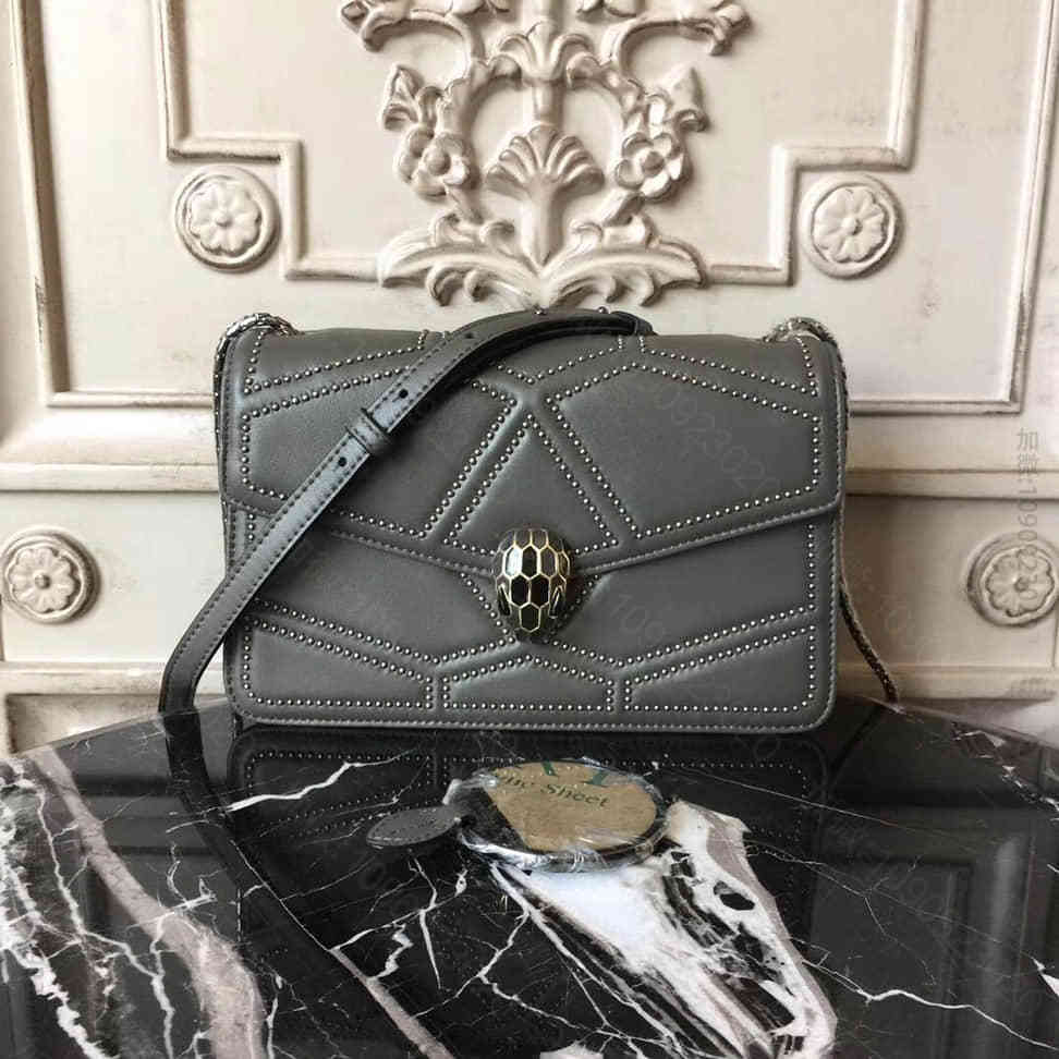 BVLGARI 新款Serpenti Forever系列 衍缝饰钉网格图案翻盖包