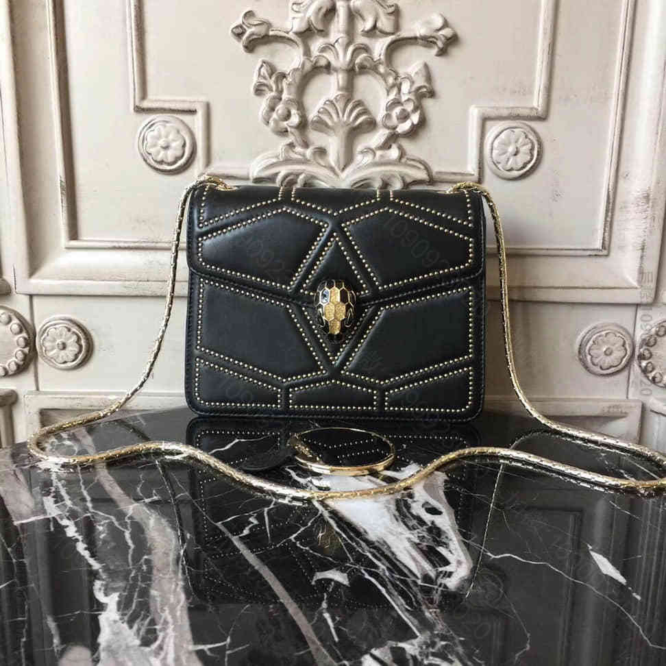 BVLGARI 新款Serpenti Forever系列 衍缝饰钉网格图案翻...