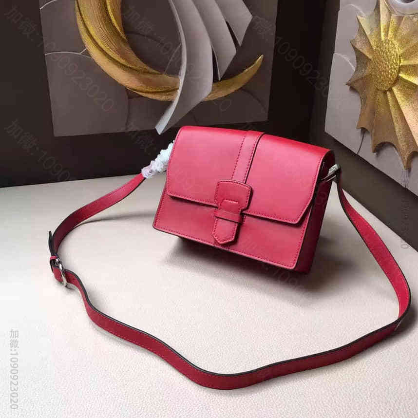 【原单】菲拉格慕(Ferragamo)专柜最新上线复古迷你翻盖包/斜挎翻盖女...