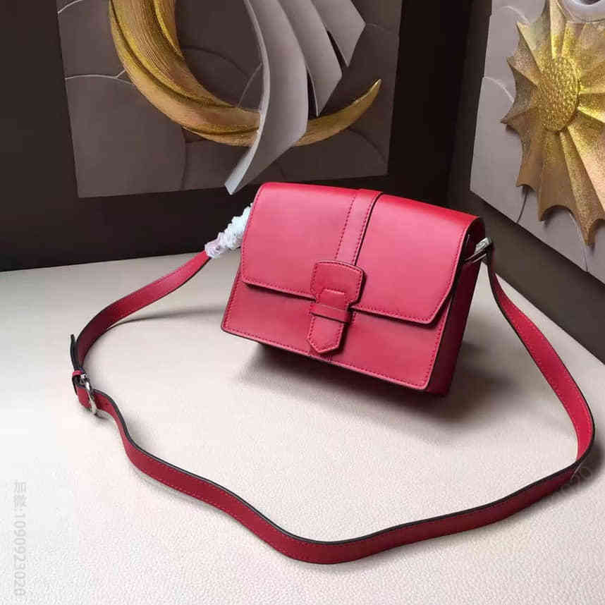【原单】菲拉格慕(Ferragamo)专柜最新上线复古迷你翻盖包/斜挎翻盖女包 21F761