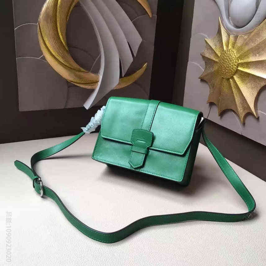 【原单】菲拉格慕(Ferragamo)专柜最新上线复古迷你翻盖包/斜挎翻盖女包 21F761
