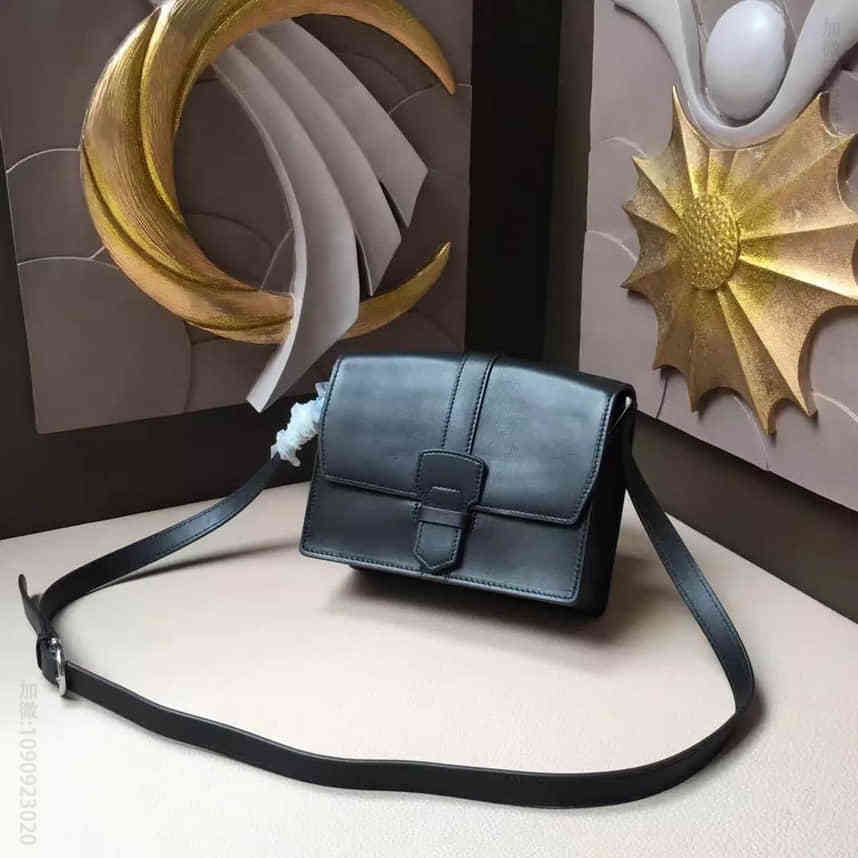 【原单】菲拉格慕(Ferragamo)专柜最新上线复古迷你翻盖包/斜挎翻盖女包 21F761