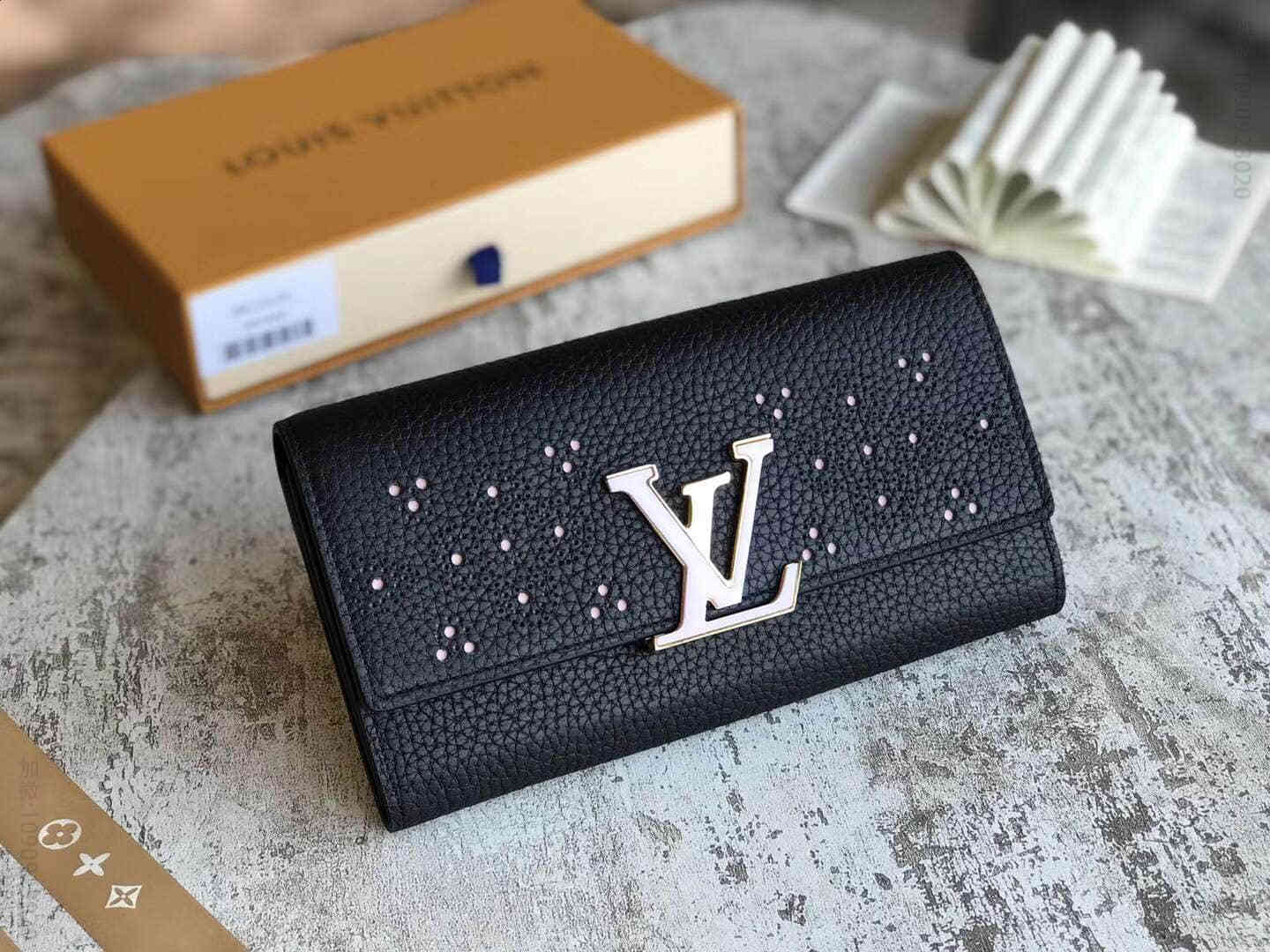 LV/路易威登 花卉镂孔装饰小公牛皮Capucines钱夹 M62556
