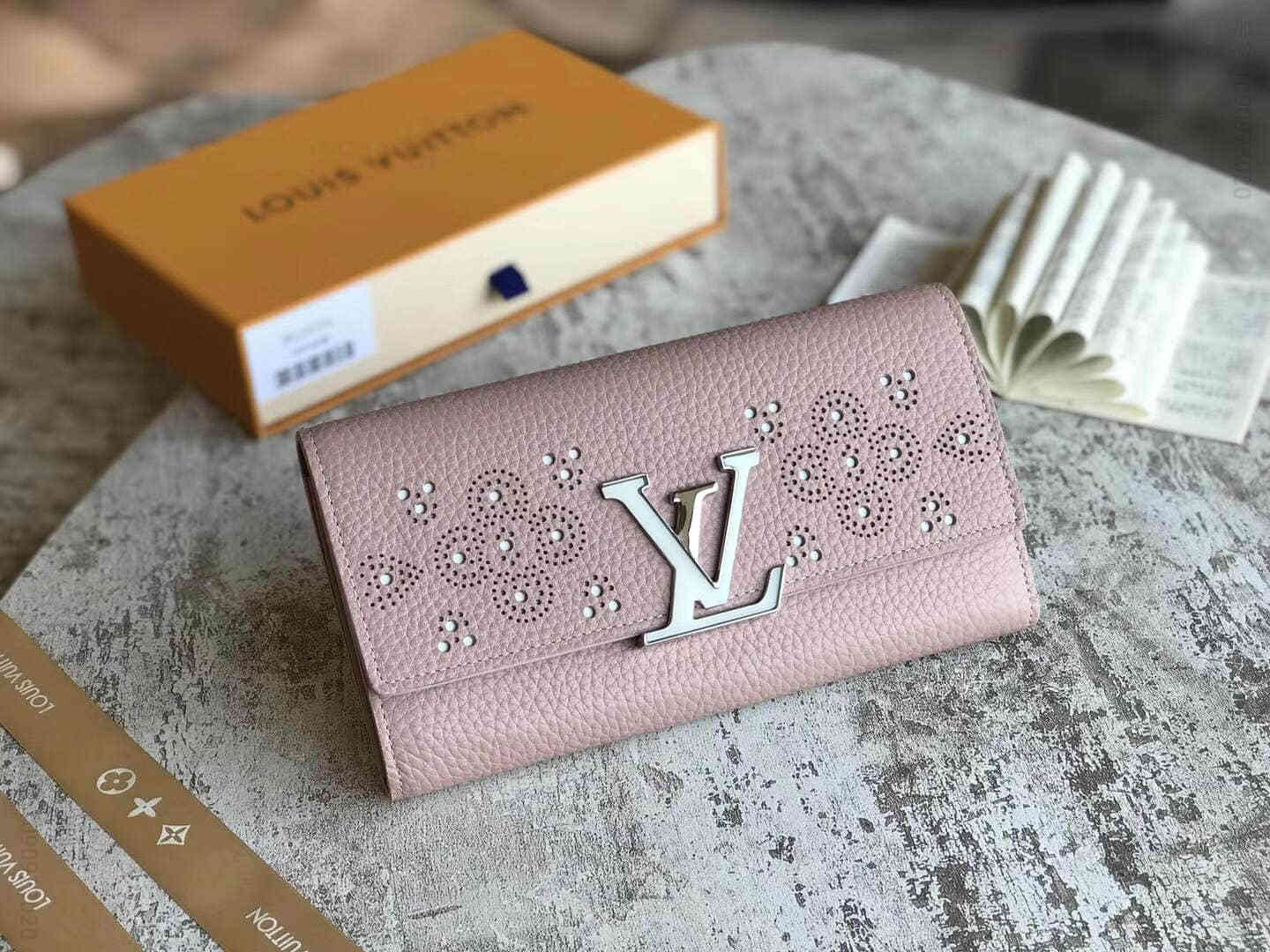 LV/路易威登 花卉镂孔装饰小公牛皮Capucines钱夹 M62556