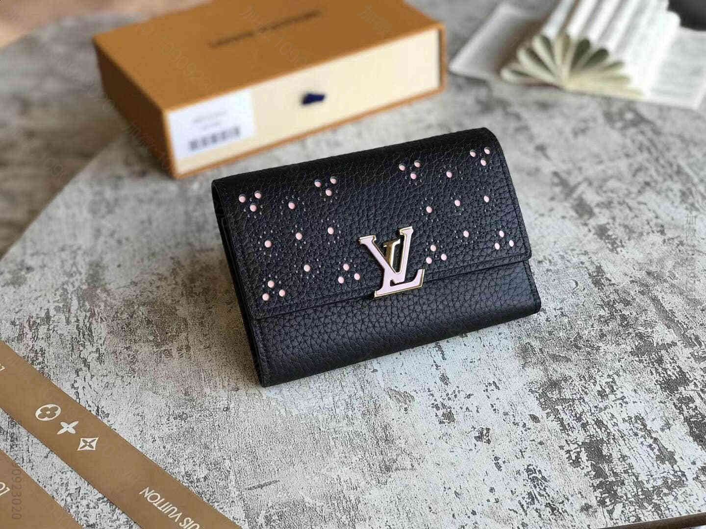 LV/路易威登 花卉镂孔装饰小公牛皮Capucines短款钱夹 M62564