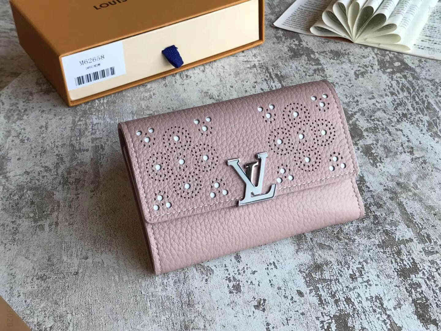 LV/路易威登 花卉镂孔装饰小公牛皮Capucines短款钱夹 M62658