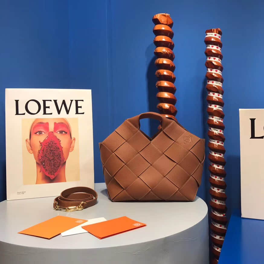 精仿罗意威手提女包 奢侈品牌罗意威手提女包 Loewe Woven Basket Gingham Bag 新款编织包 