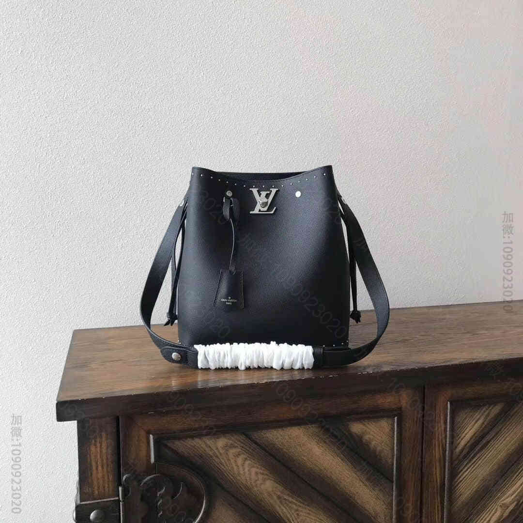 LV/路易威登18夏季款Lockme Bucket全皮铆钉水桶包 M5408...
