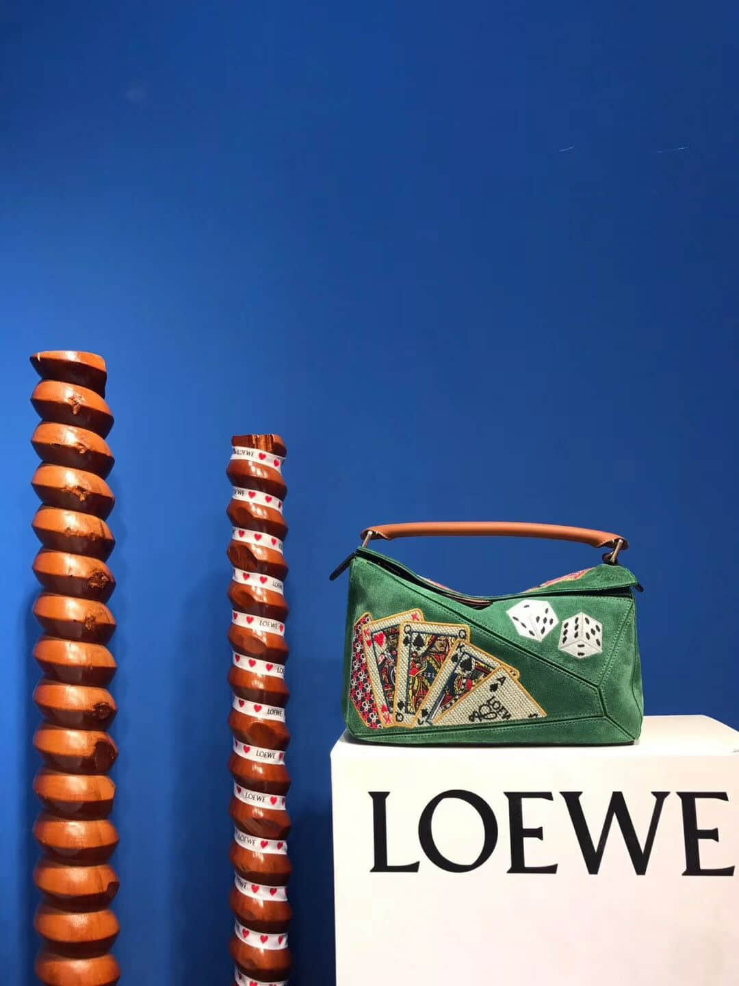罗意威Loewe 2018ss新款赌场限量扑克刺绣图案几何包