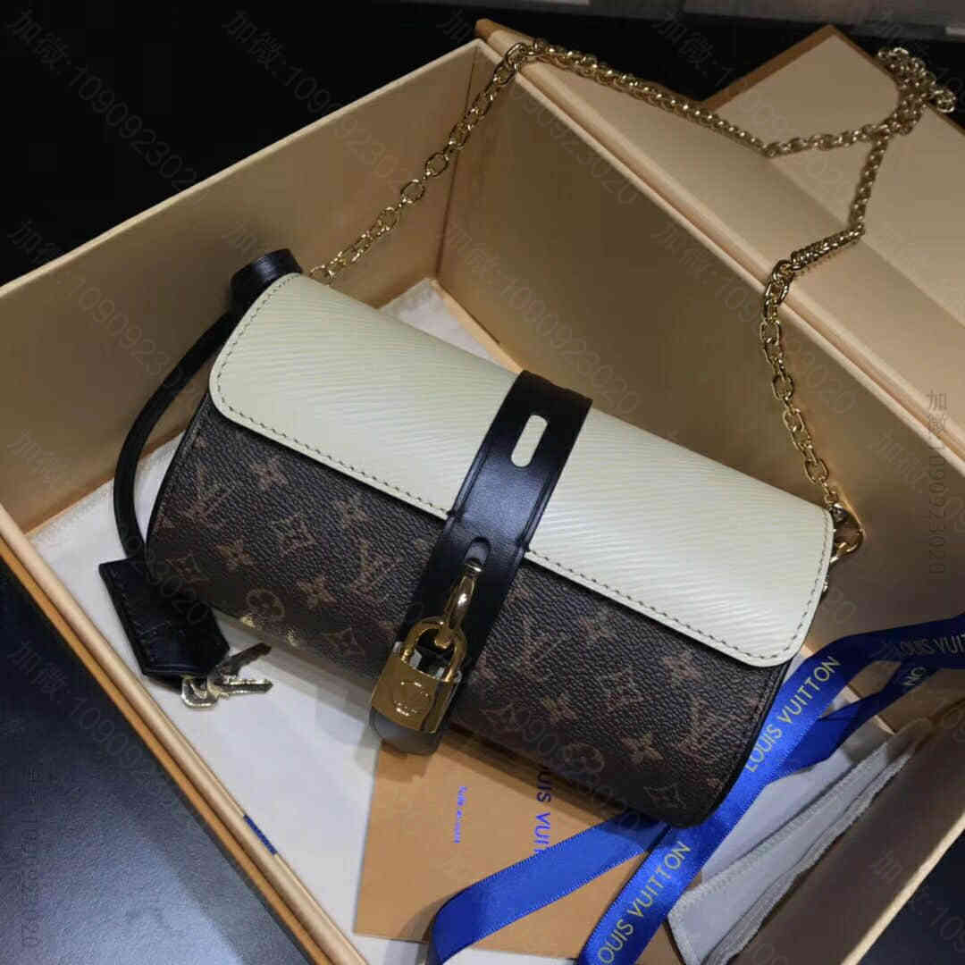 LV/路易威登 18新款 GLASSES CASE 女包 mini链条包 晚...