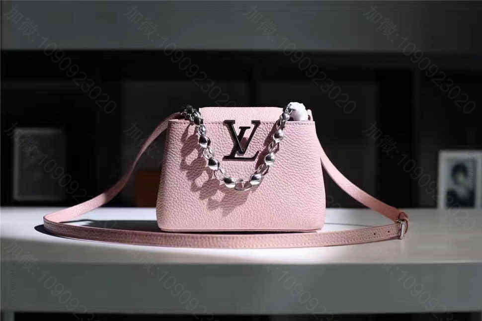 LV CAPUCINES MINI CHAIN 手袋 路易威登全粒纹肩背包M...