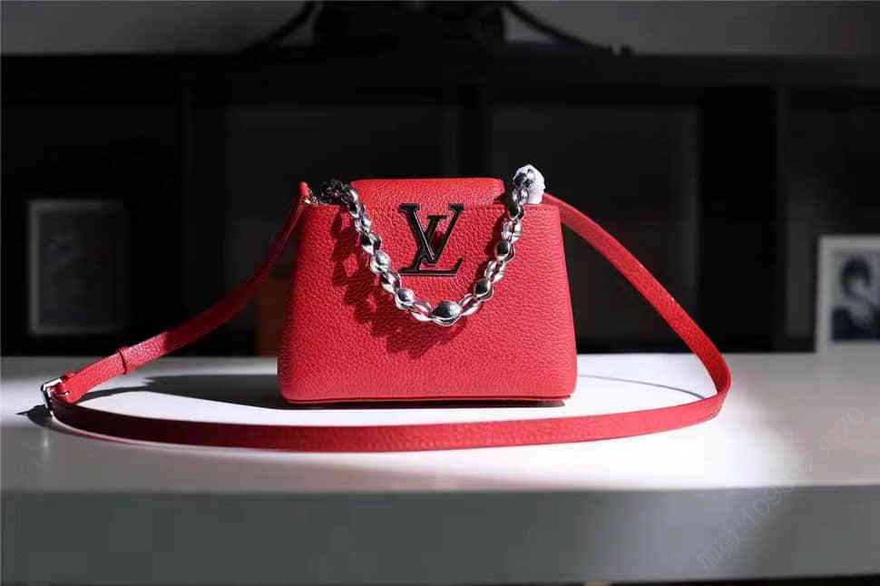 高仿LV女包 LV女包 官网同款LV CAPUCINES MINI CHAIN 手袋 路易威登全粒纹单肩包M42935 高仿LV M42935