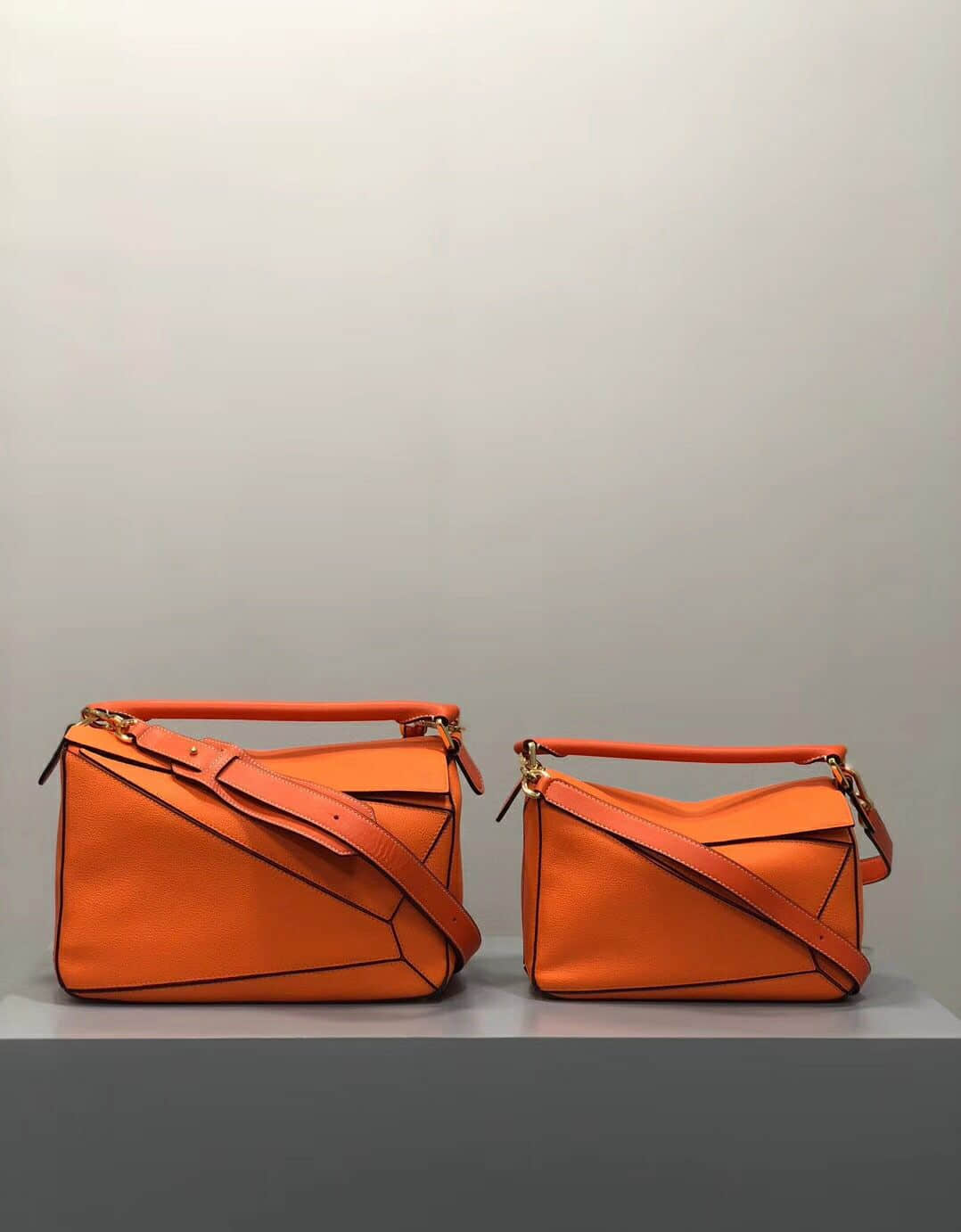 精仿罗意威手提女包 奢侈品牌罗意威手提女包 罗意威/Loewe Togo皮荔枝纹 鲜橙色Puzzle Bag几何包 