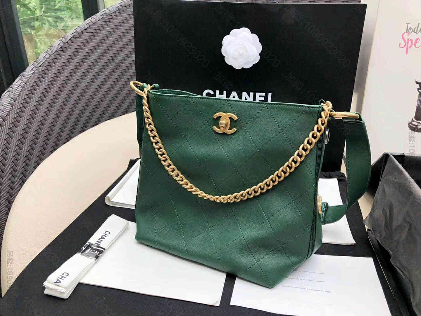 香奈儿/Chanel 18秋冬新款复古徽章墨绿色水桶型嬉皮包