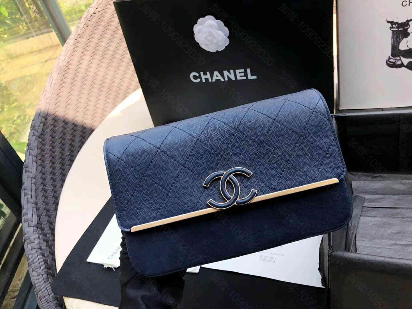 Chanel/香奈儿 18秋冬新款复古鱼子酱与麂皮宝蓝小号风琴包