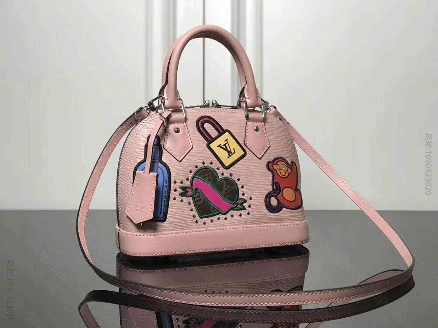 LV/路易威登 Alma BB新款刺绣徽章手提贝壳包 M52481