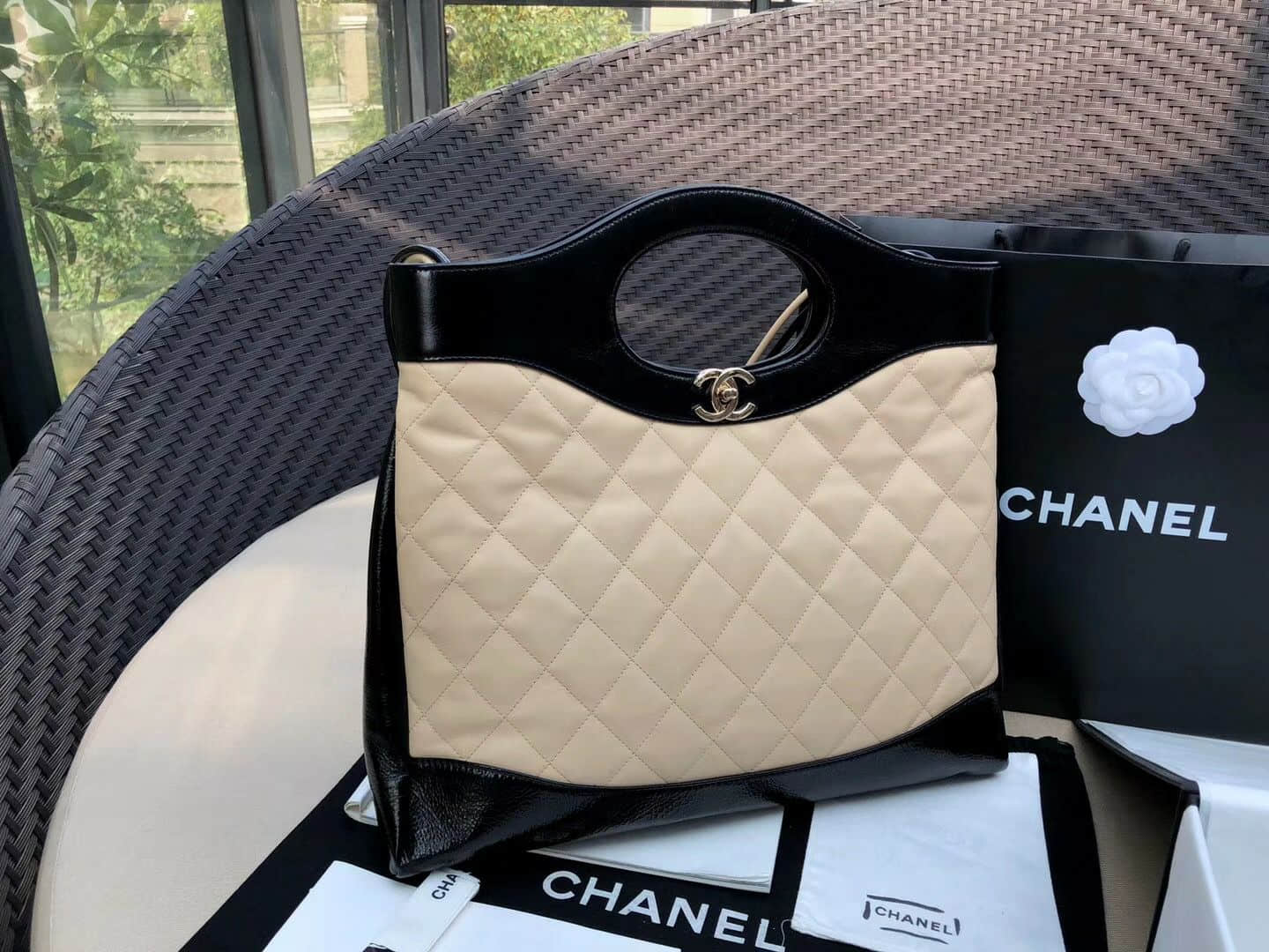 高仿香奈儿女士购物袋 香奈儿女士购物袋 Chanel/香奈儿 杏黑配色Napa小牛皮31购物袋 