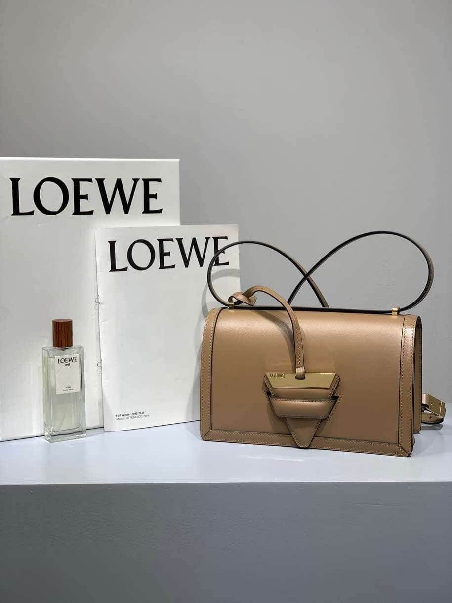 罗意威/Loewe 2023新款Barcelona三角包 奶茶色