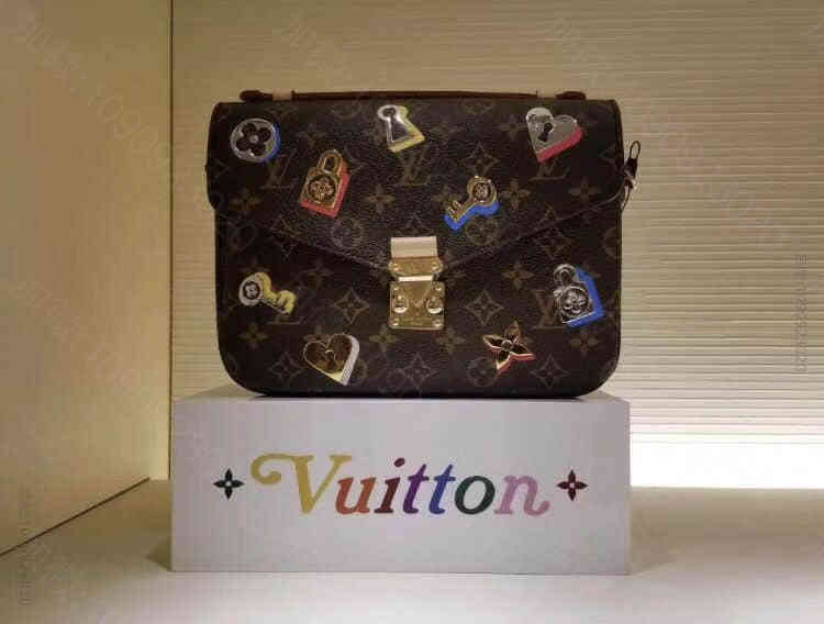 LV/路易威登 19年情人节限定款丝印徽章图案METIS邮差包 M44366