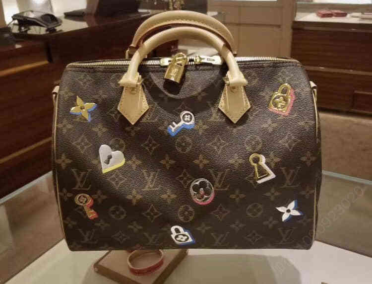 LV/路易威登 19年情人节限定款丝印徽章图案SPEEDY 30手提枕头包 M44365