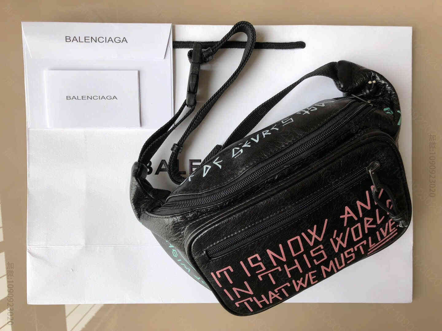 Balenciaga/巴黎世家 油蜡皮涂鸦斜挎胸包
