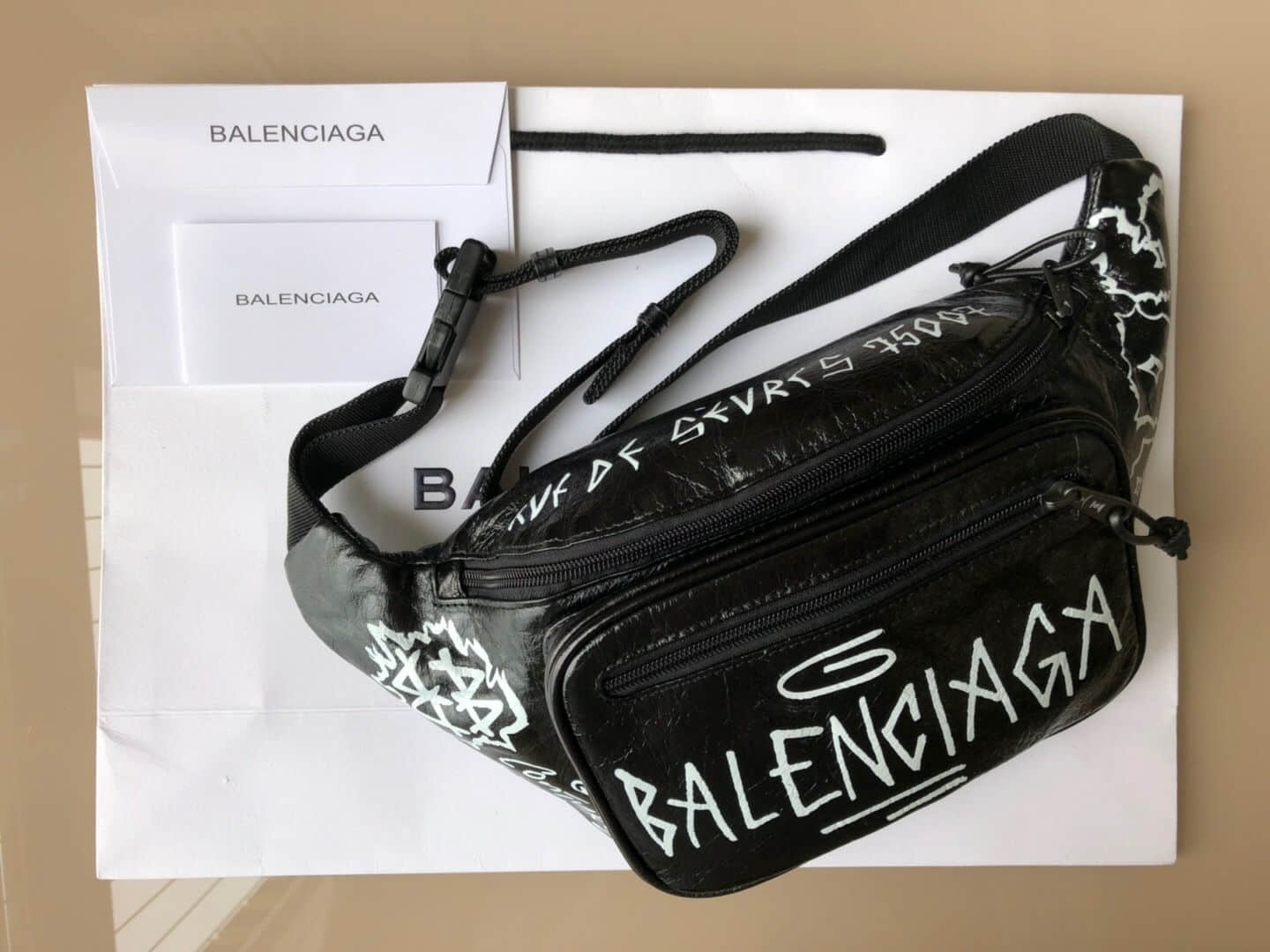 Balenciaga/巴黎世家 油蜡皮涂鸦斜挎胸包