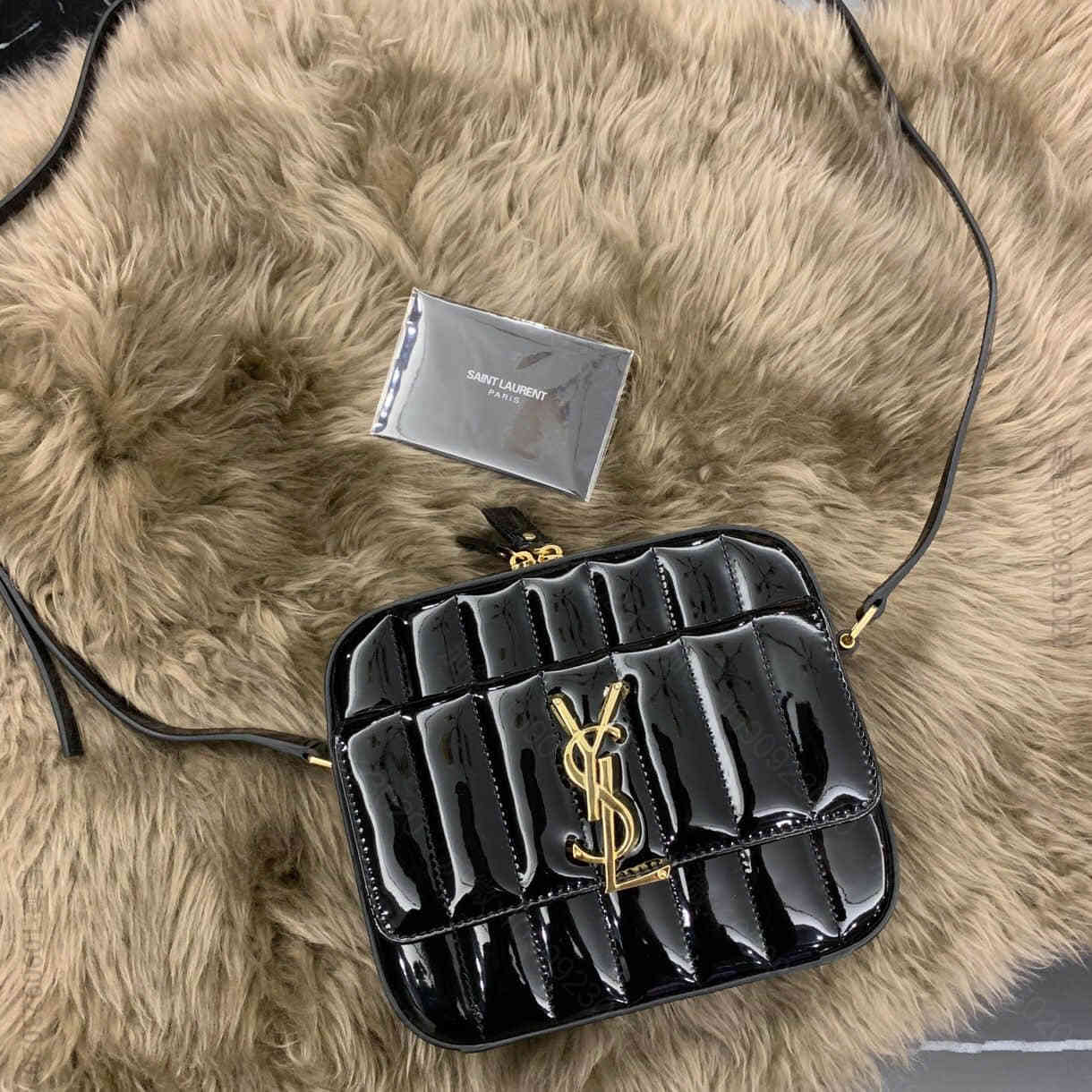 ysl/圣罗兰 VICKY 绗缝漆皮相机包 555052
