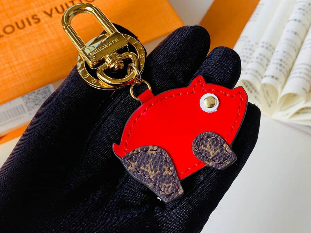 LV M67402红 Superstition Pig 包饰与钥匙扣