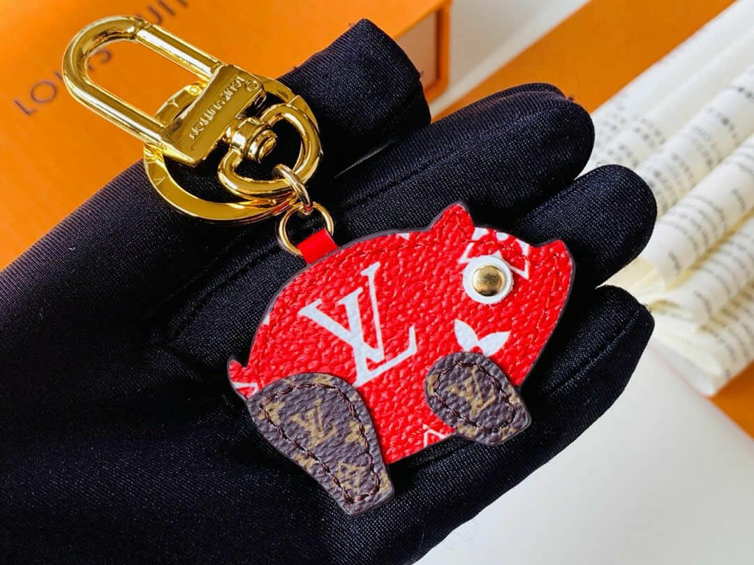 LV M67402红 Superstition Pig 包饰与钥匙扣