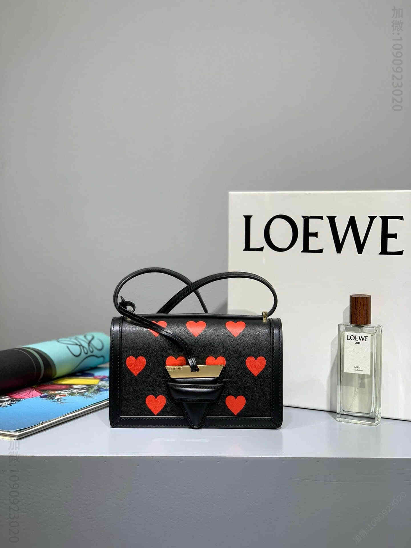 Loewe/罗意威 Barcelona 爱心限量版三角包