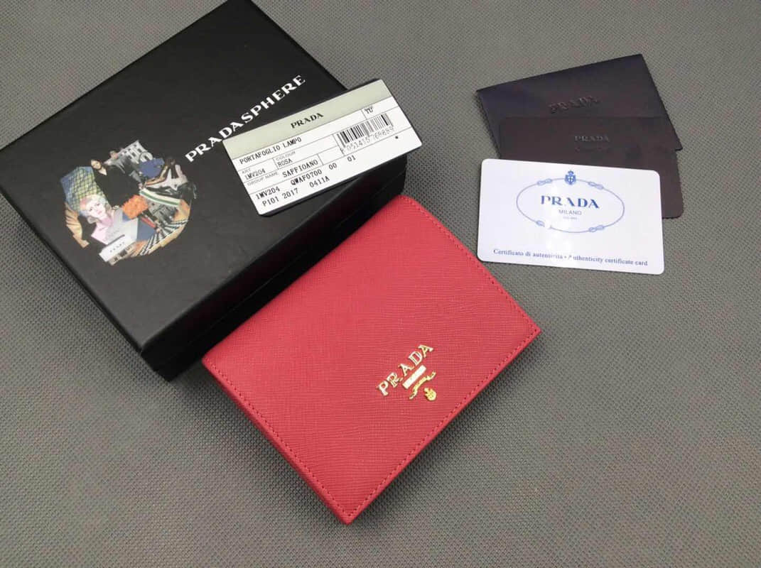 奢侈品牌普拉达女士卡包 Prada/普拉达 女士短夹 1MV204玫红/散字唛 1MV204