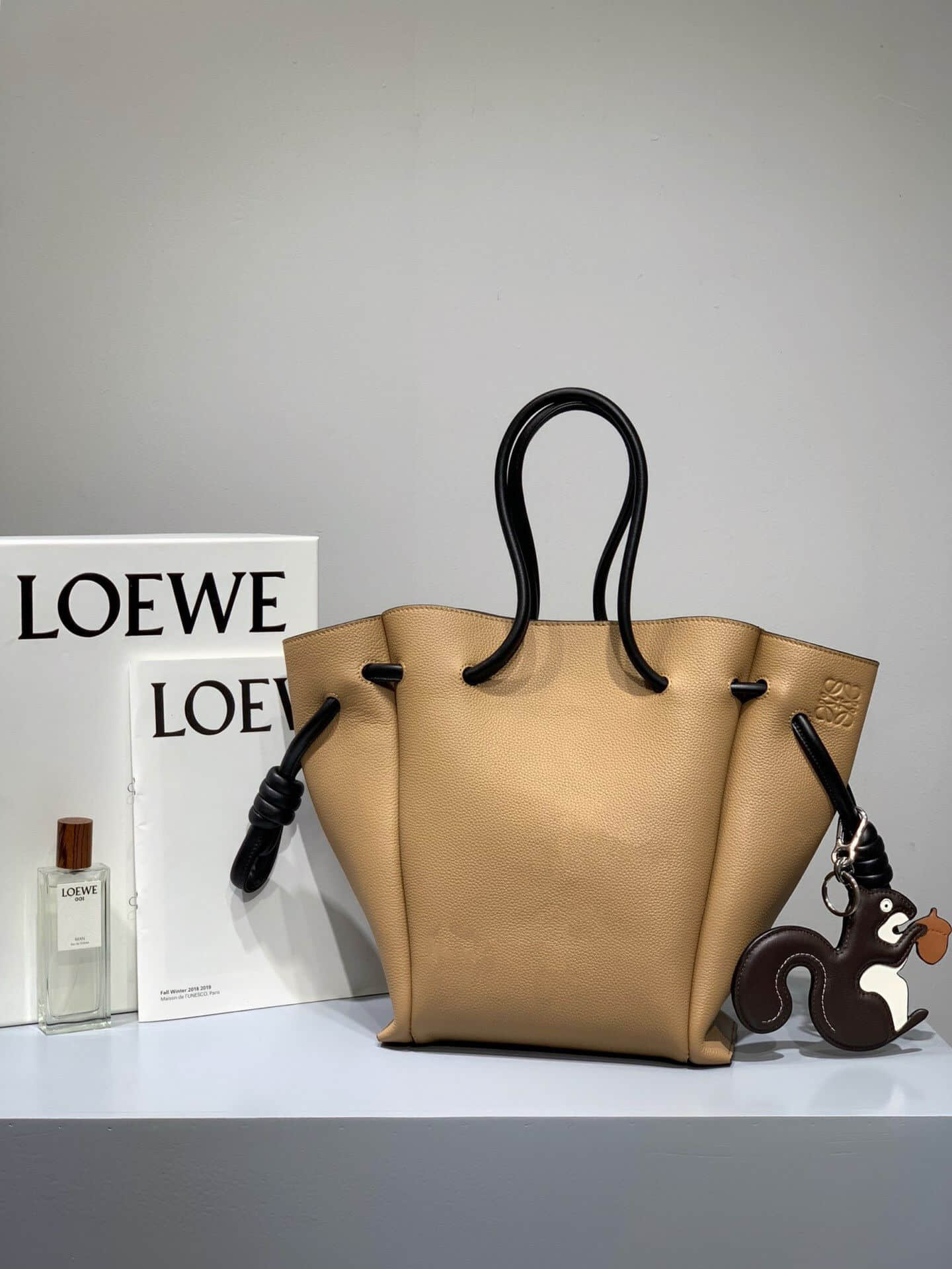 高仿罗意威女士购物袋 罗意威女士购物袋 Loewe/罗意威 燕麦色 呛口小辣椒同款Flamenco Knot Tote Small Bag 