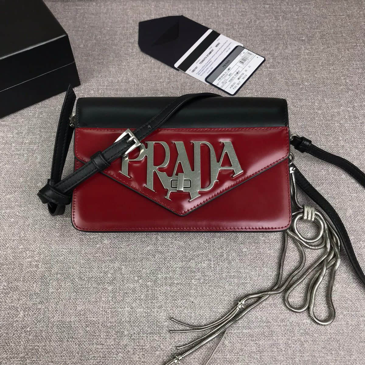 Prada/普拉达 大logo标识斜挎包 1BD101黑色+酒红