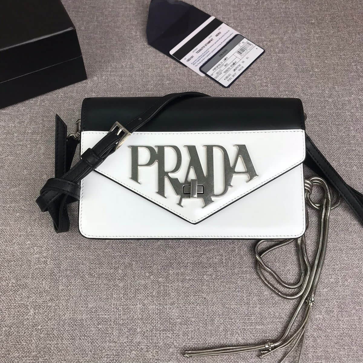 Prada/普拉达 大logo标识斜挎包 1BD101黑色+白色