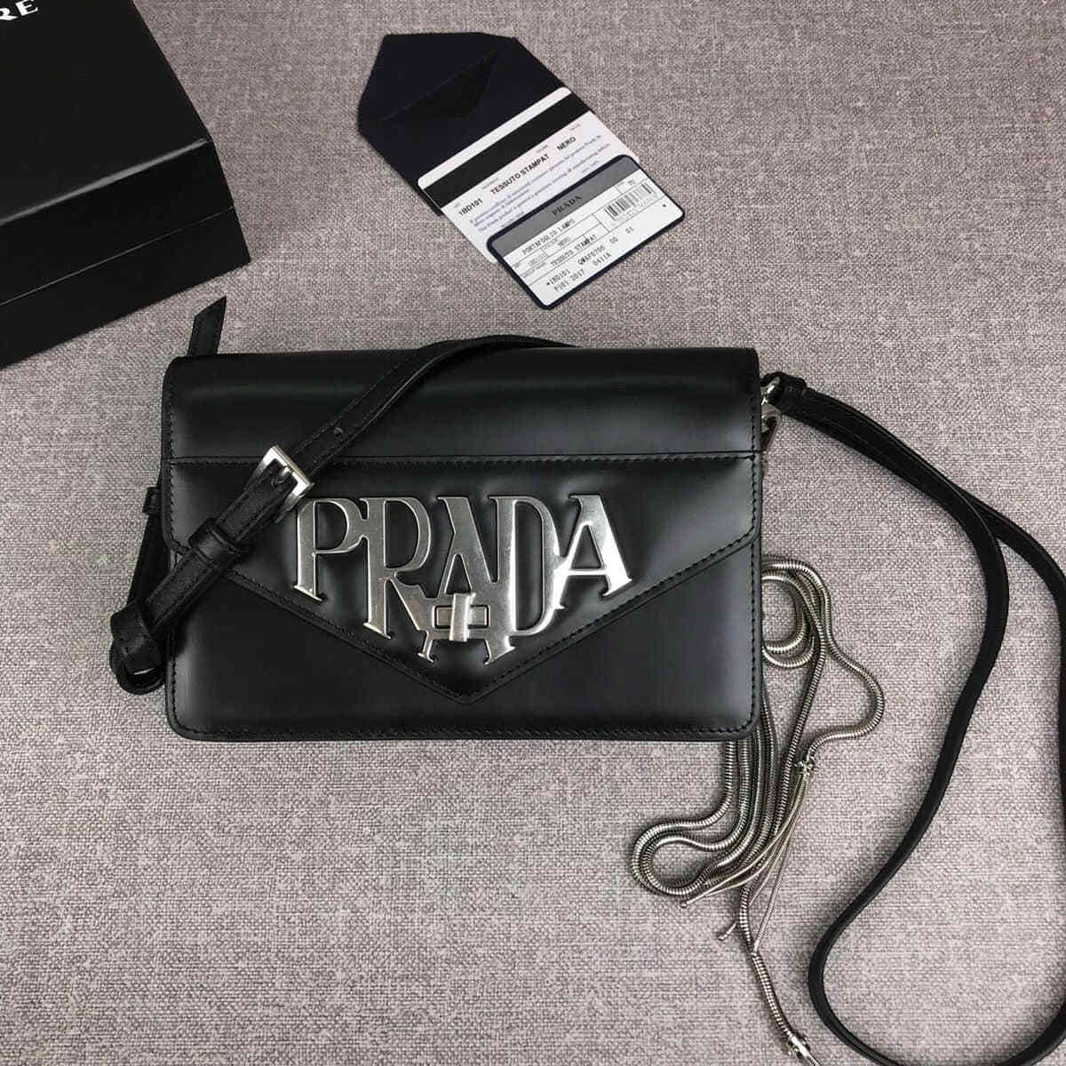 原单普拉达斜跨女包 原单 普拉达斜跨女包 Prada/普拉达 大logo标识斜挎包 1BD101黑色 