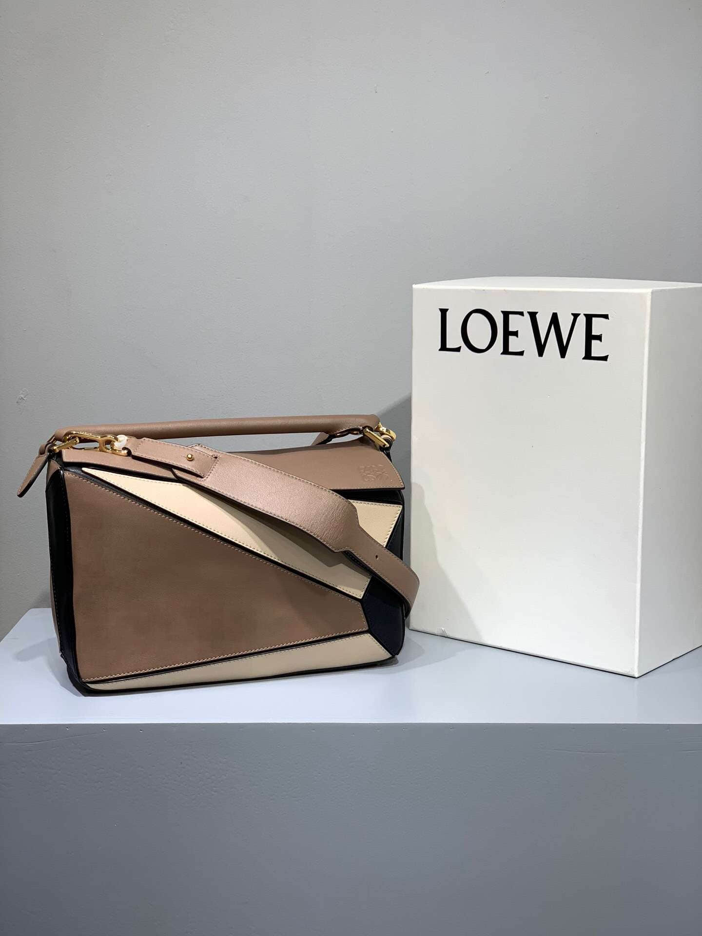 Loewe/罗意威 卡其拼 灭世级 Puzzle29cm中号几何包
