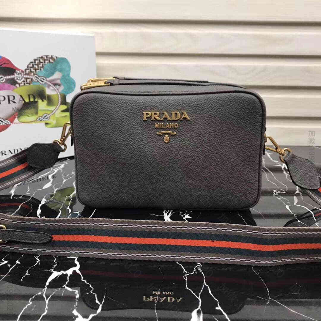 Prada/普拉达 摔纹小牛皮斜挎包 1BH082