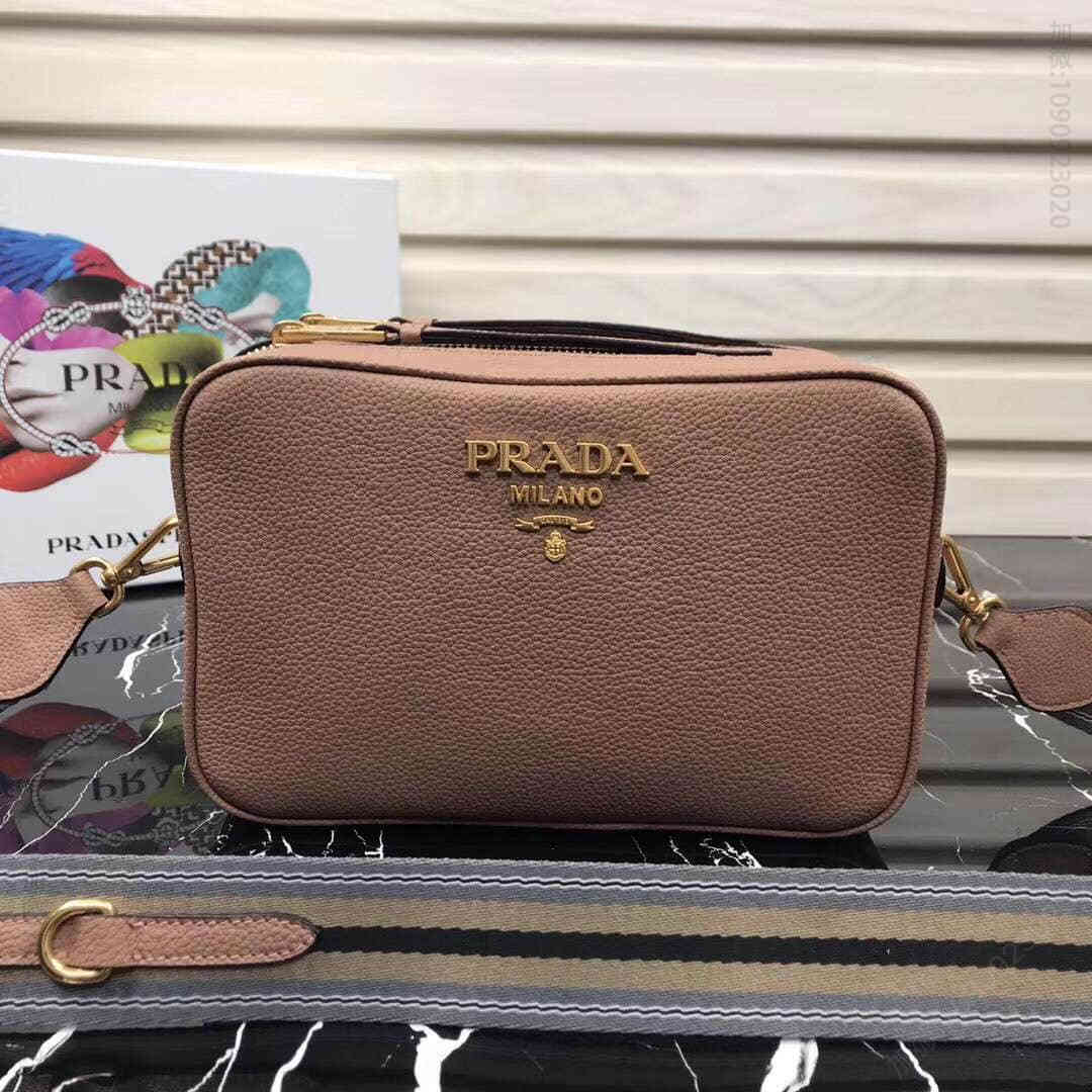 Prada/普拉达 摔纹小牛皮斜挎包 1BH082