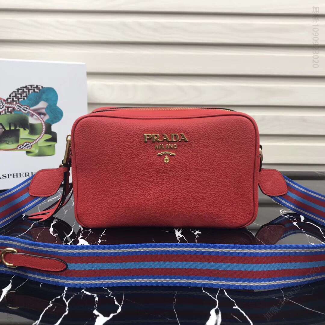 Prada/普拉达 摔纹小牛皮斜挎包 1BH082