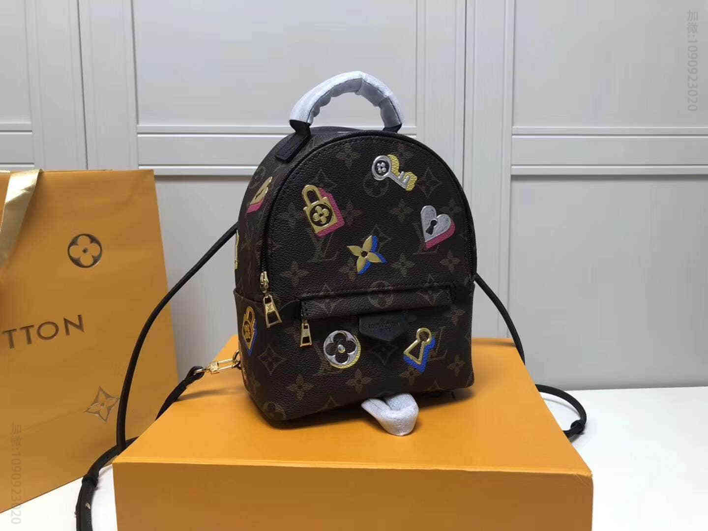 LV M44367 19情人节老花徽章PALM SPRINGS 迷你双肩包