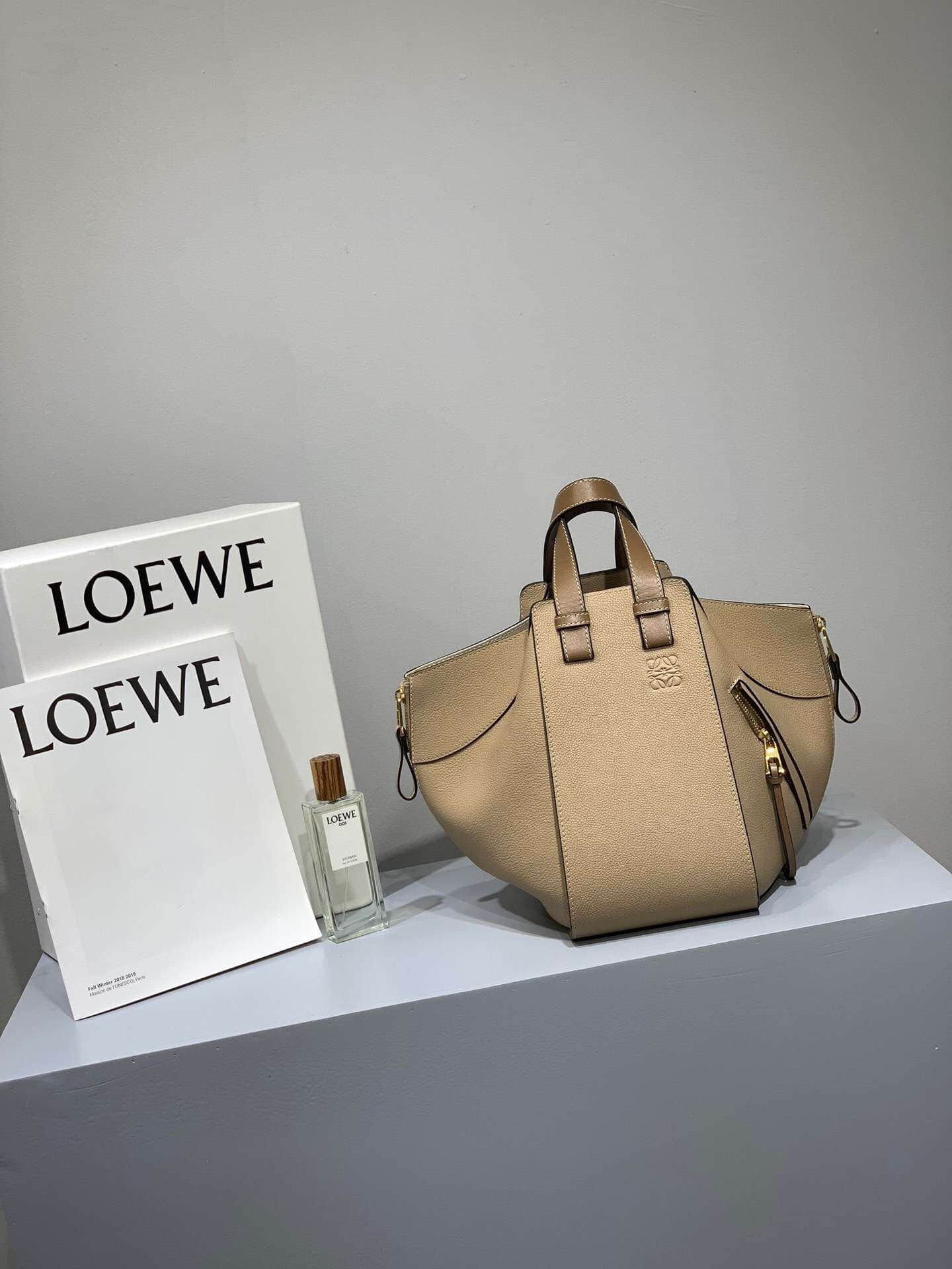 Loewe/罗意威 网红沙色 Hammock bag小号吊床包