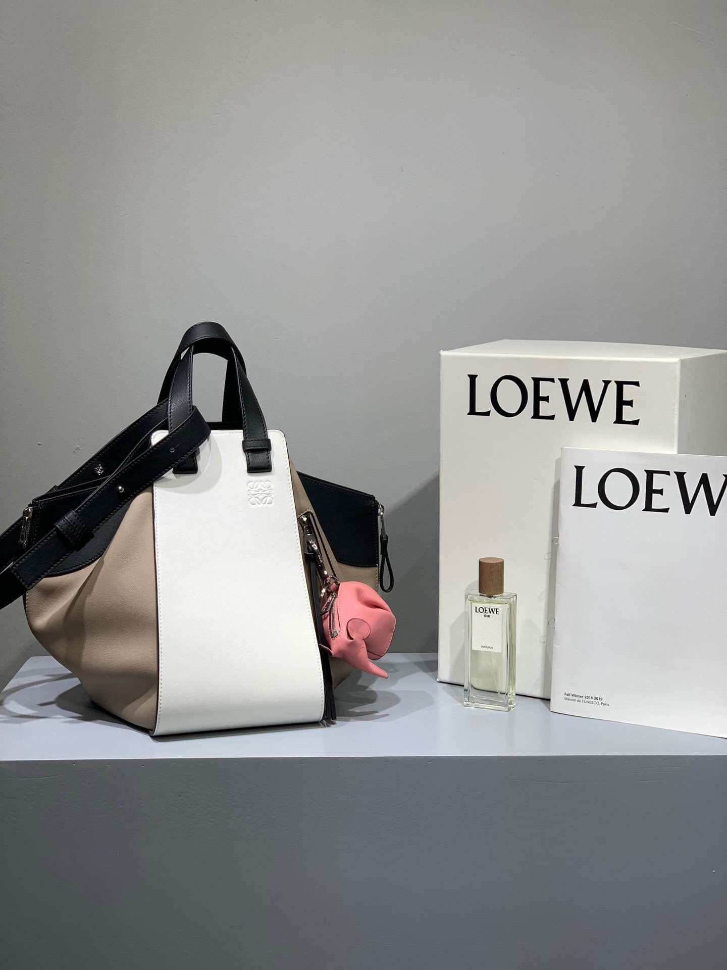 高仿罗意威女士手提包 罗意威女士手提包 Loewe/罗意威 黑白拼 Hammock bag中号吊床包 