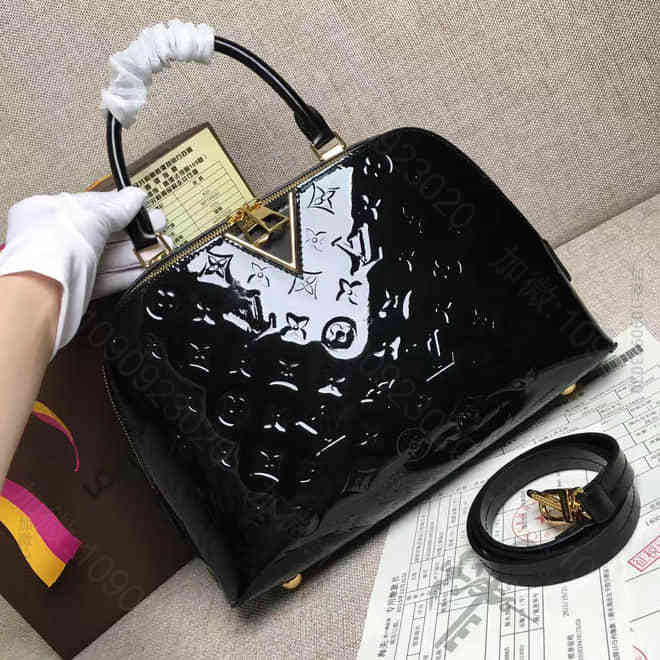 M42694_路易威登女士手提包 LV M42694 专柜新款 女士手提包 斜跨包 多色可选 软皮亮光 时尚个性 原单海外正品 高仿路易威登网站