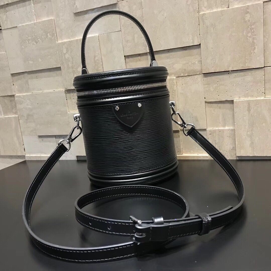LV M52226 黑色水波纹CANNES手袋圆桶包